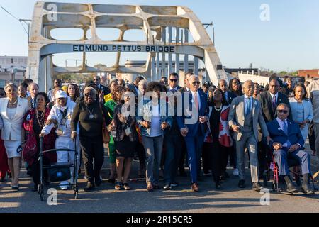 Le président Joe Biden traverse le pont Edmund Pettus avec des dirigeants des droits civils pour commémorer dimanche 58th anniversaire du dimanche sanglant, à 5 mars 2023, à Selma, en Alabama. (Photo officielle de la Maison Blanche par Adam Schultz) Banque D'Images