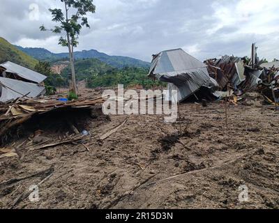 (230511) -- KALEHE (RD CONGO), 11 mai 2023 (Xinhua) -- la photo prise sur 9 mai 2023 montre une zone touchée par des inondations et des glissements de terrain à Kalehe, dans la province du Sud-Kivu, en République démocratique du Congo (RDC). Des inondations et des glissements de terrain, qui ont été le fait de pluies torrentielles dans l'est de la République démocratique du Congo (RDC), ont tué 438 villageois, ont rapporté les médias locaux jeudi, citant un porte-parole du gouvernement. (Xinhua) Banque D'Images