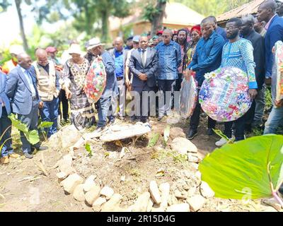 (230511) -- KALEHE (RD CONGO), 11 mai 2023 (Xinhua) -- les gens pleurent pour les victimes des inondations et des glissements de terrain à Kalehe, dans la province du Sud-Kivu, en République démocratique du Congo (RDC), sur le 9 mai 2023. Des inondations et des glissements de terrain, qui ont été le fait de pluies torrentielles dans l'est de la République démocratique du Congo (RDC), ont tué 438 villageois, ont rapporté les médias locaux jeudi, citant un porte-parole du gouvernement. (Xinhua) Banque D'Images