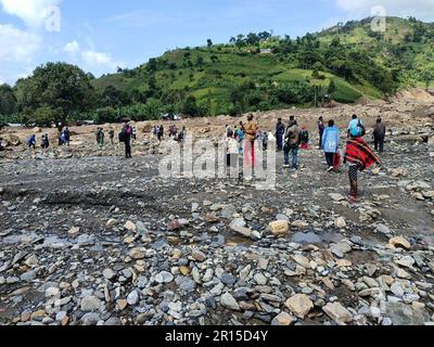 (230511) -- KALEHE (RD CONGO), 11 mai 2023 (Xinhua) -- les gens se rassemblent dans une zone touchée par les inondations et les glissements de terrain à Kalehe, dans la province du Sud-Kivu, en République démocratique du Congo (RDC), sur le 9 mai 2023. Des inondations et des glissements de terrain, qui ont été le fait de pluies torrentielles dans l'est de la République démocratique du Congo (RDC), ont tué 438 villageois, ont rapporté les médias locaux jeudi, citant un porte-parole du gouvernement. (Xinhua) Banque D'Images