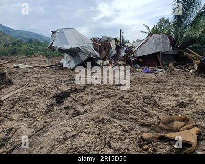 (230511) -- KALEHE (RD CONGO), 11 mai 2023 (Xinhua) -- la photo prise sur 9 mai 2023 montre une zone touchée par des inondations et des glissements de terrain à Kalehe, dans la province du Sud-Kivu, en République démocratique du Congo (RDC). Des inondations et des glissements de terrain, qui ont été le fait de pluies torrentielles dans l'est de la République démocratique du Congo (RDC), ont tué 438 villageois, ont rapporté les médias locaux jeudi, citant un porte-parole du gouvernement. (Xinhua) Banque D'Images