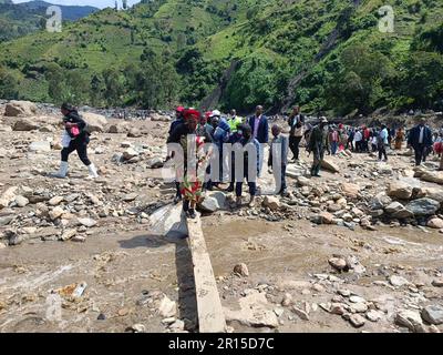 (230511) -- KALEHE (RD CONGO), 11 mai 2023 (Xinhua) -- les gens se rassemblent dans une zone touchée par les inondations et les glissements de terrain à Kalehe, dans la province du Sud-Kivu, en République démocratique du Congo (RDC), sur le 9 mai 2023. Des inondations et des glissements de terrain, qui ont été le fait de pluies torrentielles dans l'est de la République démocratique du Congo (RDC), ont tué 438 villageois, ont rapporté les médias locaux jeudi, citant un porte-parole du gouvernement. (Xinhua) Banque D'Images