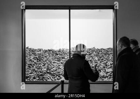 Le deuxième monsieur Douglas Emhoff participe à une tournée, vendredi, à 27 janvier 2023, au musée Auschwitz-Birkenau à Oswiecim, en Pologne. (Photo officielle de la Maison Blanche par Cameron Smith) Banque D'Images