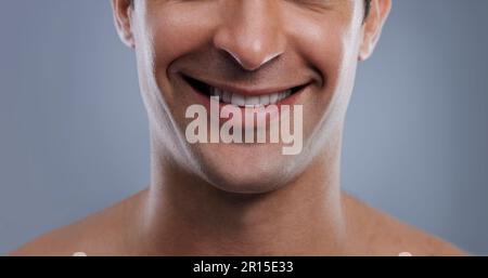 Ce rasoir coupe près du grain. Prise de vue en studio courte de la moitié inférieure d'un visage rasé de jeune homme. Banque D'Images