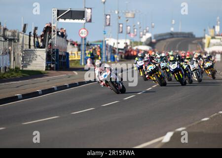 Portstewart, Royaume-Uni. 11th mai 2023. Davey Todd (Bike 74 ) qui était en deuxième place avant le premier virage dans la course Strain Engineering Supersport de NorthWest200. Davey a gagné le crédit de course: Bonzo/Alay Live News Banque D'Images