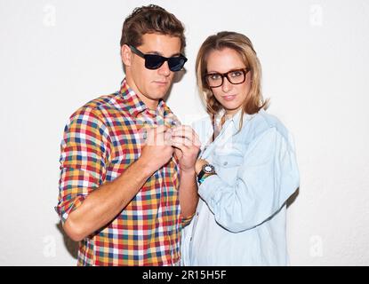 Portrait des gens cool, couple de hipster avec des lunettes et la mode de gen z, culture universitaire de la jeunesse. Amusant, jeune femme et homme dans des vêtements décontractés à Banque D'Images