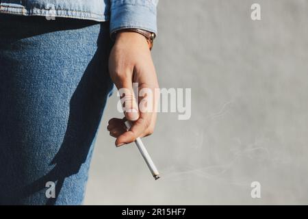 Femme avec cigarette à l'extérieur, gros plan. Espace pour le texte Banque D'Images