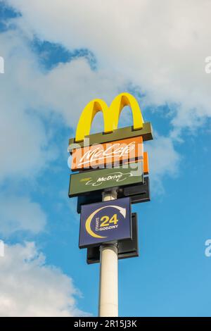 VARSOVIE, POLOGNE - 16 SEPTEMBRE 2022 : panneau portant le logo du restaurant McDonald's contre le ciel bleu Banque D'Images