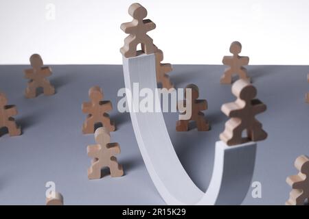 Processus de recrutement, concept de concours d'emploi. Figurines humaines en bois sur table grise Banque D'Images