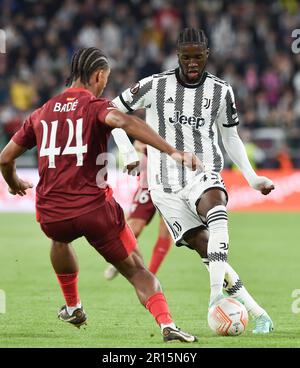 Turin, Italie. 11th mai 2023. Le Junior Samuel Iling (R) du FC Juventus rivalise avec le Bade Loic de Séville lors du premier match de la Ligue Europa de l'UEFA entre le FC Juventus et Séville à Turin, en Italie, en 11 mai 2023. Credit: Federico Tardito/Xinhua/Alamy Live News Banque D'Images