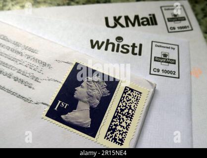 Nouveaux timbres à code-barres Royal Mail de classe 1st au Royaume-Uni, Queen Elizabeth II - UKMail & Whistl Banque D'Images