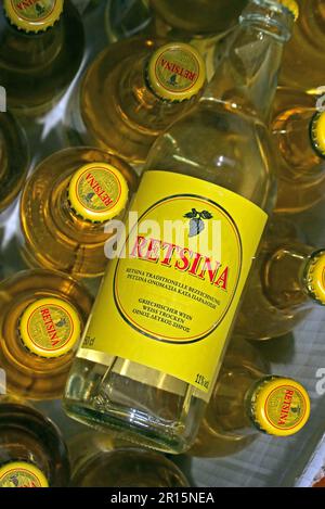 Retsina vin grec sec, en bouteilles Banque D'Images