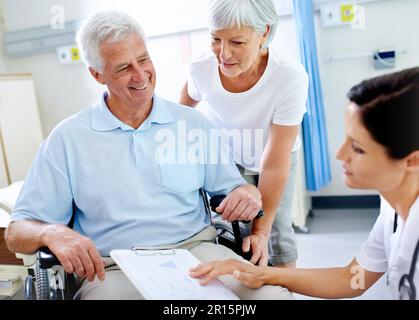 La chance était de son côté. un couple senior reçoit de bonnes nouvelles de leur médecin. Banque D'Images