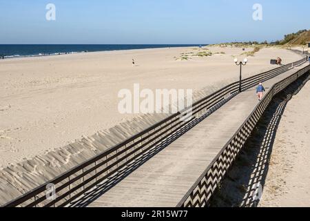 Longue promenade en bois le long de la côte de la mer Baltique. Yantarny. Région de Kaliningrad. Russie Banque D'Images