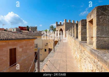 Sur le mur de la ville d'Alcudia Banque D'Images