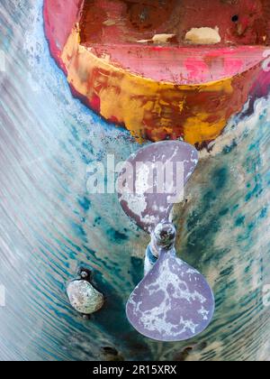 FAVERSHAM, KENT/UK - le 29 mars : peeling peinture sur sable résumé un bateau en fibre de verre Faversham Kent le 29 mars 2014 Banque D'Images