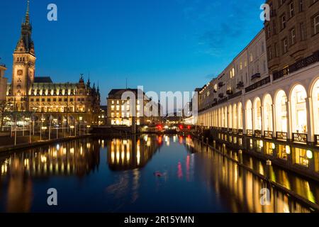 Alsterfleet et l'hôtel de ville à Hambourg la nuit Banque D'Images