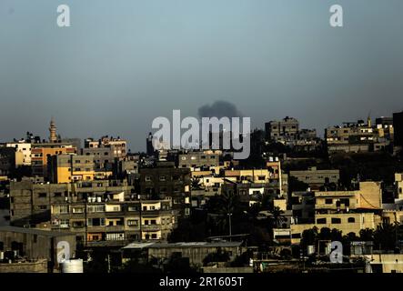 Gaza, Palestine. 11th mai 2023. La fumée augmente au fur et à mesure que les frappes aériennes israéliennes se poursuivent, dans la ville de Gaza, à Gaza. L'armée israélienne poursuit ses attaques contre la bande de Gaza. (Photo de Mahmoud Issa/SOPA Images/Sipa USA) crédit: SIPA USA/Alay Live News Banque D'Images