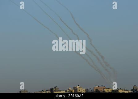 Gaza, Palestine. 11th mai 2023. Des roquettes sont tirées par des combattants des Brigades Al-Quds, l'aile armée du Jihad islamique palestinien dans l'est de la ville de Gaza. Crédit : SOPA Images Limited/Alamy Live News Banque D'Images