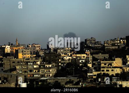 Gaza, Palestine. 11th mai 2023. La fumée augmente au fur et à mesure que les frappes aériennes israéliennes se poursuivent, dans la ville de Gaza, à Gaza. L'armée israélienne poursuit ses attaques contre la bande de Gaza. Crédit : SOPA Images Limited/Alamy Live News Banque D'Images
