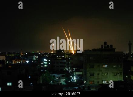 Gaza, Palestine. 11th mai 2023. Des roquettes sont tirées par des combattants des Brigades Al-Quds, l'aile armée du Jihad islamique palestinien dans l'est de la ville de Gaza. Crédit : SOPA Images Limited/Alamy Live News Banque D'Images