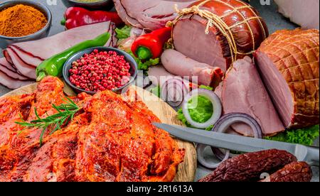 La composition avec un assortiment de produits de la viande, y compris le jambon, saucisses et Chuck steak Banque D'Images