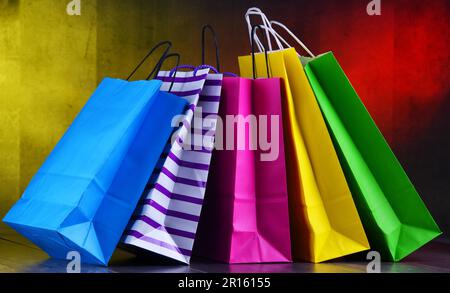 Composition avec des sacs de papier coloré Banque D'Images
