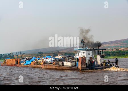 Bateau à aubes surchargé sur le fleuve Congo, RD Congo Banque D'Images