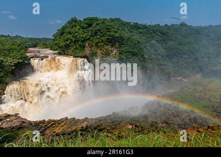 Arc-en-ciel sur la cascade de Zongo sur la rivière Inkisi, RD Congo Banque D'Images