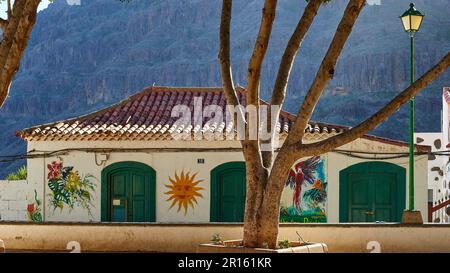 Maison, portes vertes, soleil sur le mur de la maison, arbres, lanterne, village, Fataga, Barranco de Fataga, gorge, massif Central, côte sud, Gran Canaria, Canari Banque D'Images