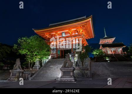Illuminé le temple de Kiyomizudera et Niomon Banque D'Images