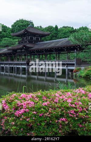 Heianjingu Shrine fleurs azalées et Higashijinentaiheikaku (Tonobashi) Banque D'Images