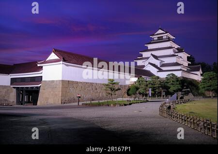 Château de Tsuruga dans la soirée Banque D'Images