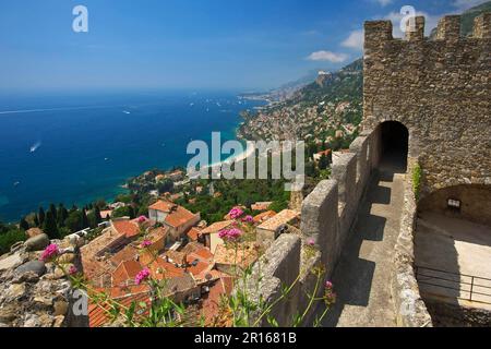 Vue du château de Roquebrune à la côte et Monte Carlo, Côte d'Azur, Alpes-Maritimes, Provence-Alpes-Côte d'Azur, France Banque D'Images