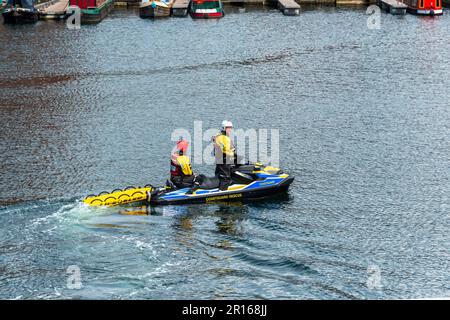 Liverpool, Royaume-Uni. 11th mai 2023. Les membres de la Garde côtière ont vu patrouiller le quai de Salthouse pour assurer la sécurité d'un grand nombre de personnes qui sont arrivées avant le Concours Eurovision de la chanson à Liverpool. (Photo par Dave Rushen/SOPA Images/Sipa USA) crédit: SIPA USA/Alay Live News Banque D'Images