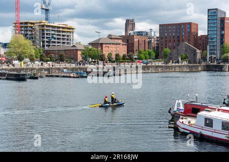 Liverpool, Royaume-Uni. 11th mai 2023. Les membres de la Garde côtière ont vu patrouiller le quai de Salthouse pour assurer la sécurité d'un grand nombre de personnes qui sont arrivées avant le Concours Eurovision de la chanson à Liverpool. (Photo par Dave Rushen/SOPA Images/Sipa USA) crédit: SIPA USA/Alay Live News Banque D'Images