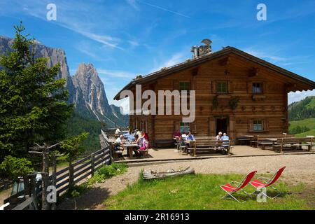 Cabane alpine sur l'Alpe di Siusi avec Sciliar, Dolomites, Trentin Tyrol du Sud, Italie Banque D'Images