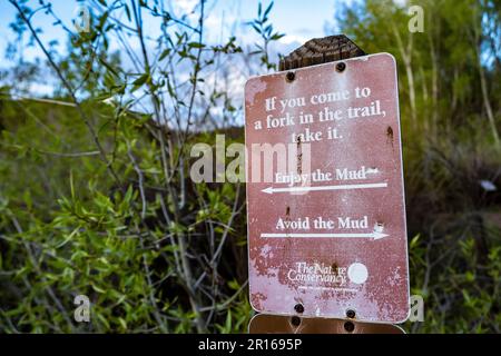 « Si vous arrivez à une fourchette dans le sentier, prenez-le » -- panneau à la réserve de Santa Fe Canyon, Santa Fe, Nouveau-Mexique, États-Unis Banque D'Images