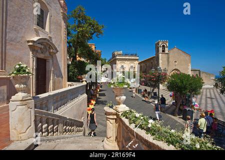 Vue sur la Piazza IX Aprile, Taromina, Sicile, Italie Banque D'Images