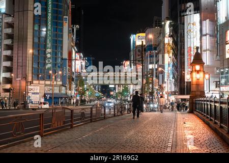 TOKYO, JAPON - 8 AVRIL 2023 : pont Mansei de nuit dans la région d'akihabara Banque D'Images