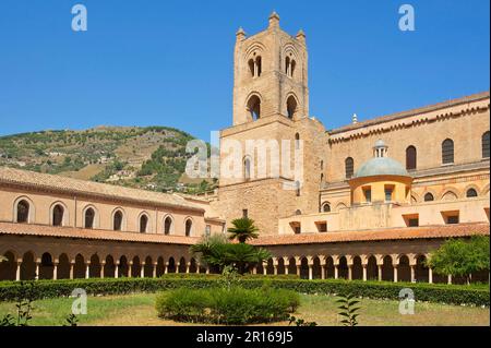 Colonnes à deux paires dans le cloître, cathédrale de Monreale, Caldura Beach, Cefalu, Sicile, Italie Banque D'Images