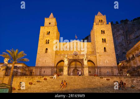 Cathédrale San Salvatore avec Piazza Duomo, Cefalu, Sicile, Italie Banque D'Images