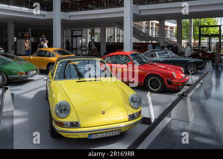 Porsche 911s s'est présentée dans une salle d'exposition, Klassikwelt Lake Constance 2023, Friedrichshafen, Bodenseekreis, Bade-Wurtemberg Banque D'Images