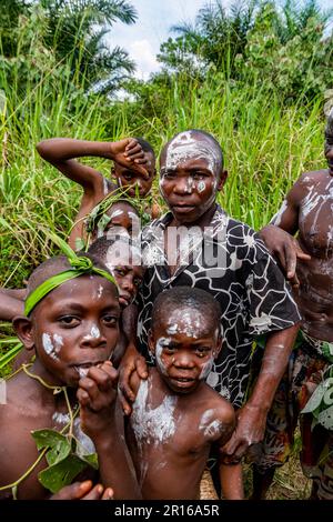 Peint Pygmy garçons, Kisangani, Congo Banque D'Images