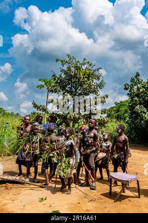 Peint Pygmy garçons, Kisangani, Congo Banque D'Images