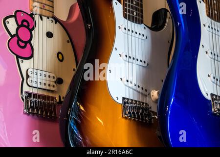 Guitares électriques sur l'écran dans un magasin de musique Banque D'Images