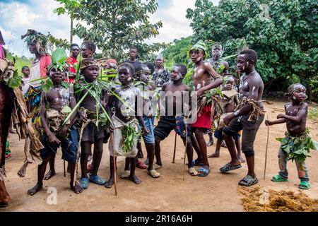 Peint Pygmy garçons, Kisangani, Congo Banque D'Images