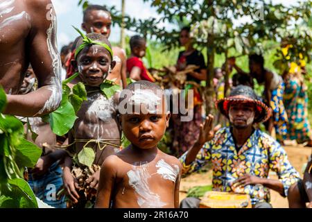 Peint Pygmy garçons, Kisangani, Congo Banque D'Images