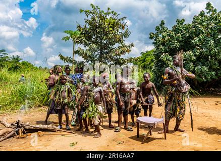 Peint Pygmy garçons, Kisangani, Congo Banque D'Images