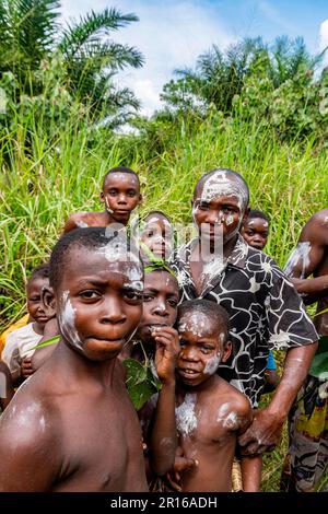 Peint Pygmy garçons, Kisangani, Congo Banque D'Images